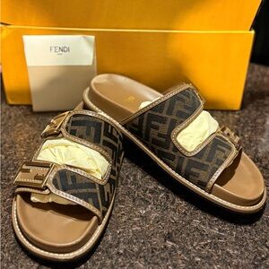 Authentic! FENDI FEEL Slides, Brown/Gold Hardware. Box/cards included 39, size 8